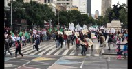 Marchas CDMX: Guía completa de bloqueos hoy | Manifestantes en metro Chabacano