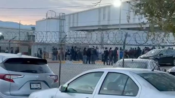 Evacuan empresa Leon Plastics por incendio dentro de oficinas administrativas