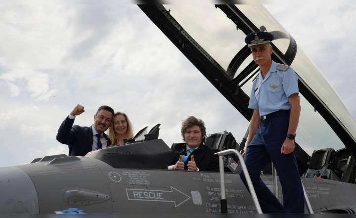 Milei presenta sus aviones cazas F16 que compró a Dinamarca y los bautiza como "ángeles protectores" de Argentina