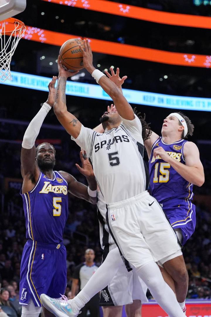 Stephon Castle anota 30 y lleva a Spurs a semifinales de Copa NBA con victoria 132