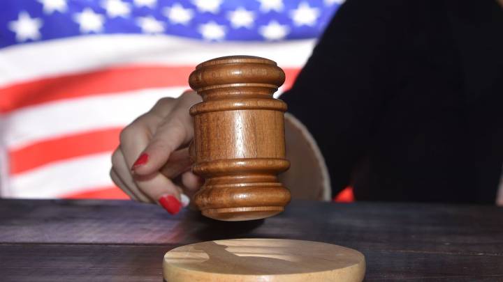 Entró con visa, se quedó y ahora un empleador quiere ayudarlo: ¿cómo puede avanzar hacia un estatus legal en EE.UU.? Experto en migración lo explica