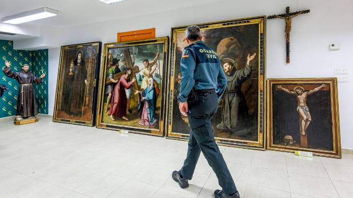 Cuadros, tallas y hasta un testamento: la Guardia Civil recupera 30 obras del botín de las exmonjas de Belorado