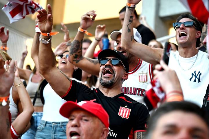En la cancha, pero sin podio. Juan Sebastián Verón, presidente campeón y líder en su cruzada contra los desmanejos de la AFA