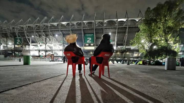 Dos días acampando para ver a Bad Bunny: Fans duermen afuera del Estadio GNP (fotos)