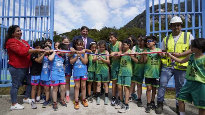 Alcalde Martínez y comunidad de El Salto inauguran mejoramiento a multicancha del sector