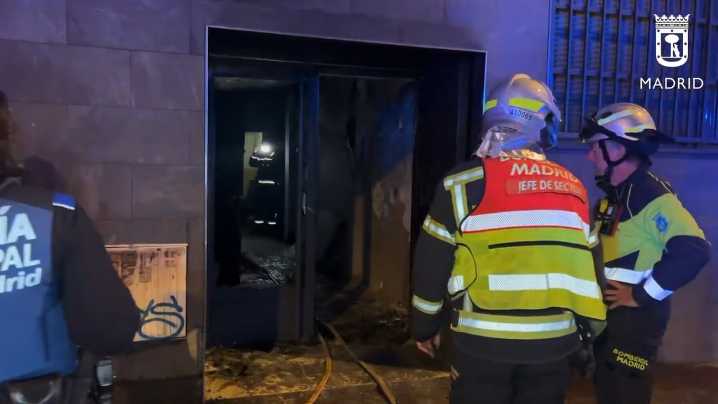 Rescatados 19 vecinos de una  vivienda en avenida San Diego tras un incendio en el cuarto de contadores