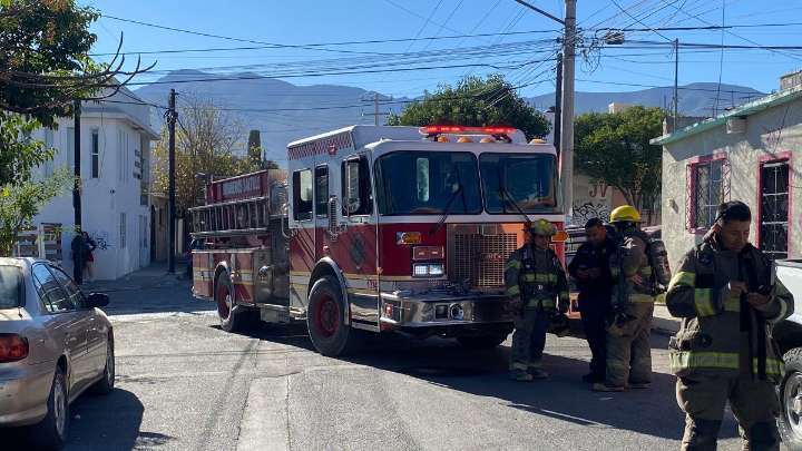 Se sobrecarga celular y desata incendio en hogar de Saltillo; no hay lesionados