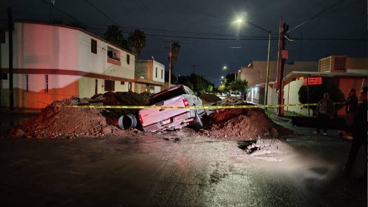 Ocurrió de nuevo: Camioneta cae en zanja de obra de SIMAS Torreón y conductor escapa