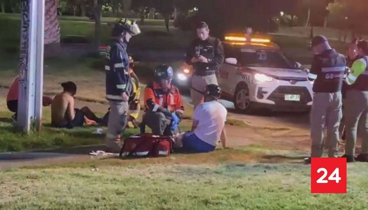 Dos personas fueron apuñaladas y asaltadas por cinco delincuentes en Parque Balmaceda