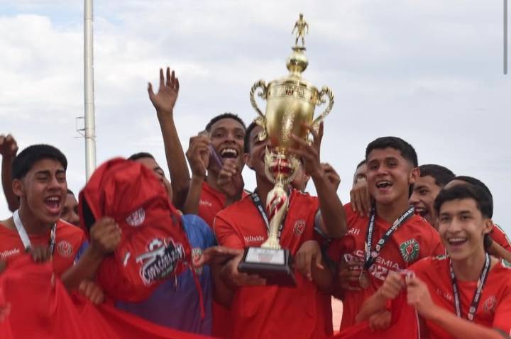Academia Corazón Sub-16 celebra título regional -