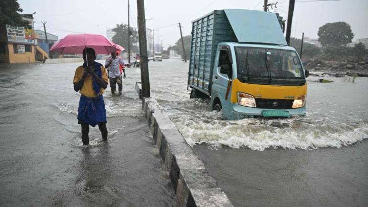 Weather ALERT for Dec 4: Heavy rain to lash Tamil Nadu, Kerala and AP; North India gripped by dense fog