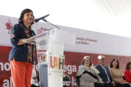Beneficia UAEH a su personal con entrega de 53 automóviles