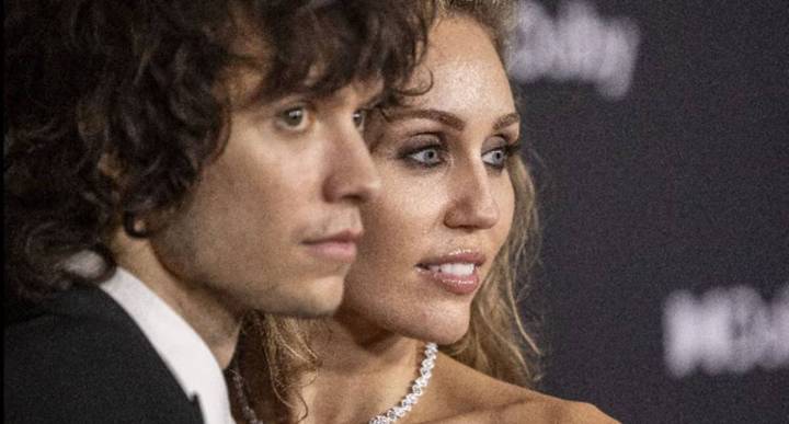 Miley Cyrus desata rumores de compromiso tras presumir anillo en alfombra roja