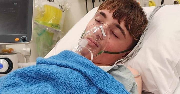 Shocking photo shows teens black and shrivelled lungs after vaping for three years