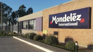 Mondelez suspende a 2.300 empleados y suma presión a la crisis laboral en la región