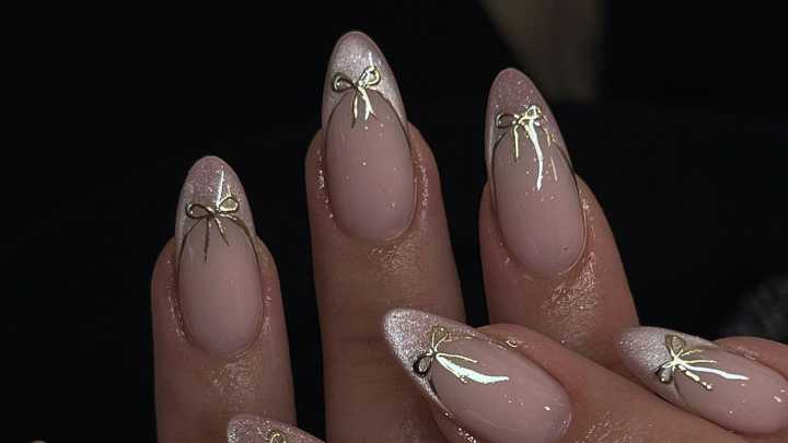 Uñas navideñas: 5 ideas de manicure elegante que rejuvenecen las manos y estarán de moda en 2026