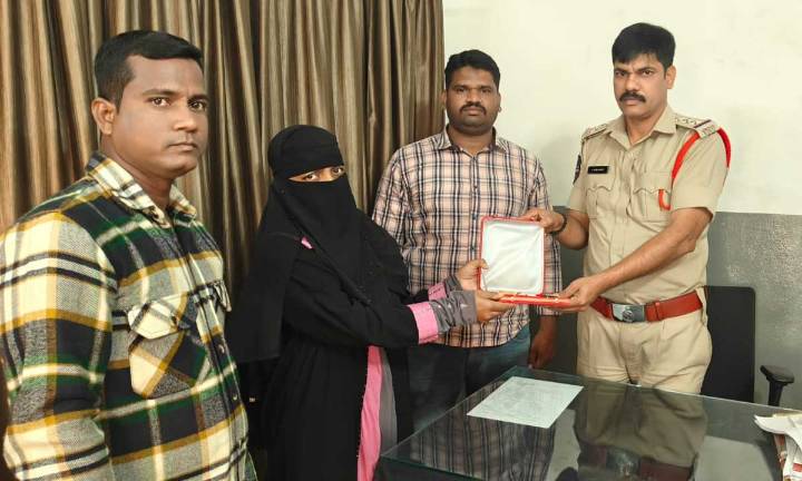 Lost Jewellery Bag Returned to Woman by Chandrayangutta Police