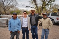 Entrega Rafa Loera apoyo de cemento a familias del municipio de Santa Isabel