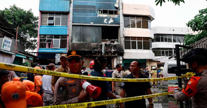 Incendio arrasó edificio de oficinas: Autoridades reportan al menos 22 fallecidos y varios heridos
