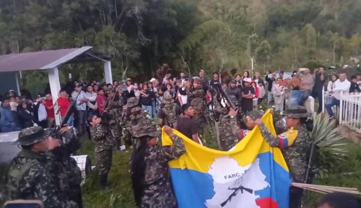 Disidentes realizan funeral armado en Íquira, Huila