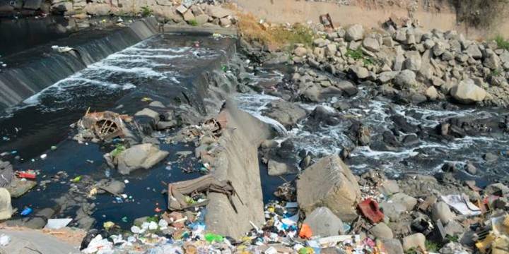 Histórico: Perú incorpora el delito de arrojo de basura en ríos al Código Penal, ¿Con cuántos años de cárcel se castigará?