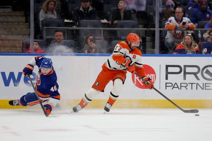 Deadspin | Islanders overcome key injury to take down Ducks