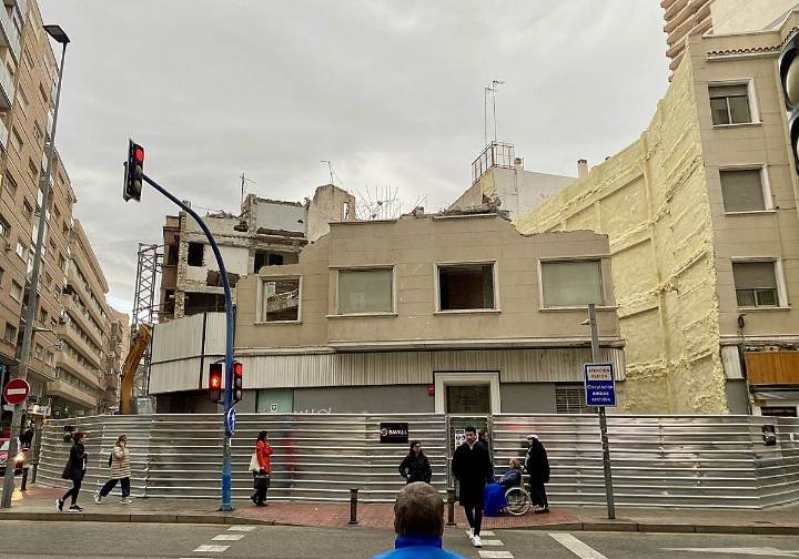 El antiguo edificio Sfera queda reducido a escombros mientras Alicante espera su nuevo gigante comercial en Maisonnave