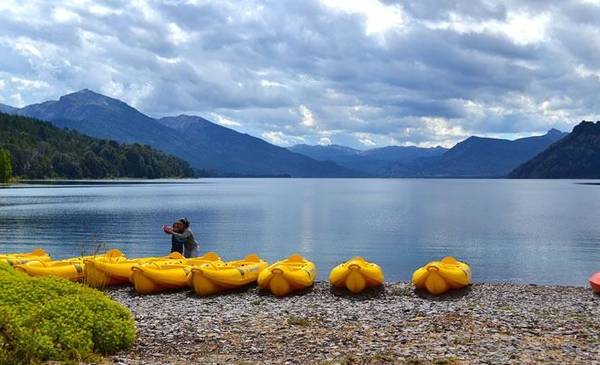 El pueblo con lagos azules de pocos habitantes a solo 40 km de San Martín de los Andes