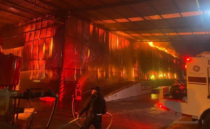 Fuerte incendio en fábrica de Ixtapaluca provoca movilización de servicios de emergencia