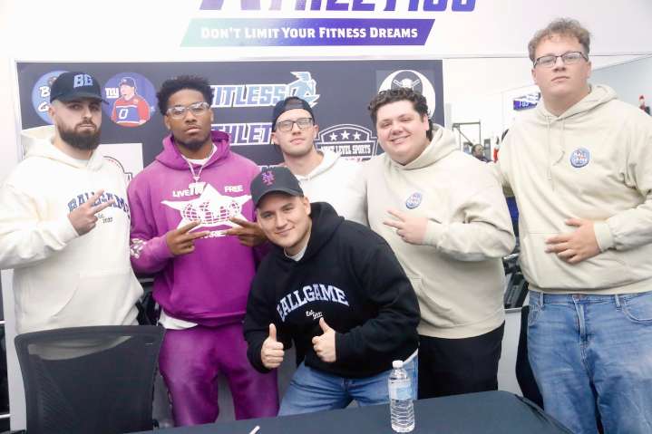 Giants RB Tyrone Tracy Jr. connects with local Big Blue fans at Limitless Athletics on Staten Island