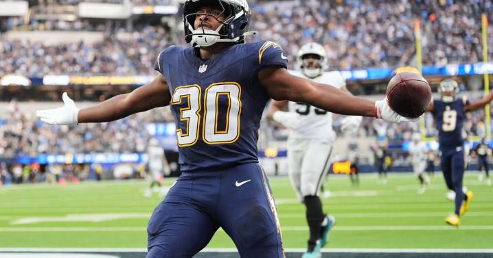 Justin Herbert throws 2 TD passes, Chargers send rival Raiders to 6th straight loss, 31