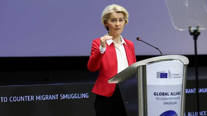 Sánchez pide a Von der Leyen manter o veto aos motores de combustión en 2035