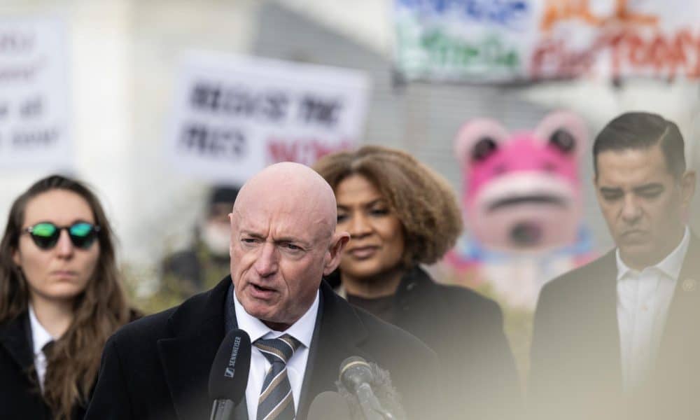 Demócrata que participó en video para militares acusa a Trump de lanzar campaña de acoso