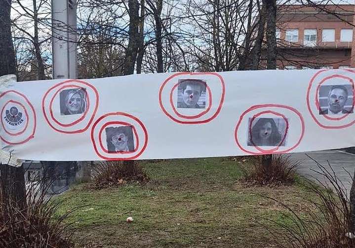 El PSE denuncia la aparición en Vitoria de un cartel amenazante con fotografías de Andueza y otros políticos en una diana