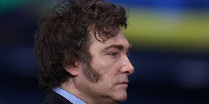 El Gobierno negocia levantar la prohibición de adquirir armas británicas y Milei planea viajar al Reino Unido