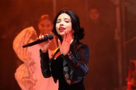 Ángela Aguilar se arrodilla en concierto y agradece a su público en medio de la polémica