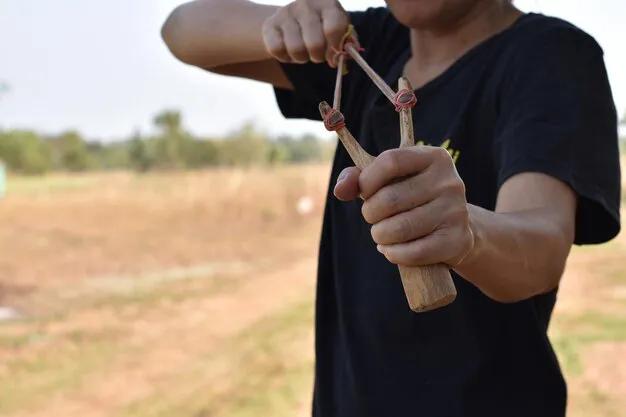 Para cuidar la seguridad de los oranenses, libertarios quieren prohibir el uso de gomeras