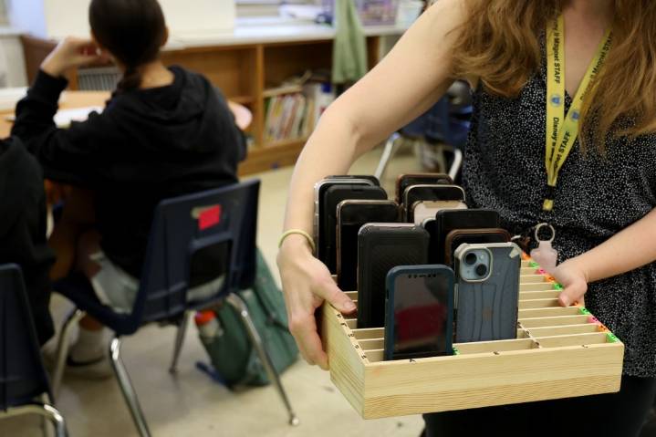Indiana Senate panel testimony favors total student phone ban
