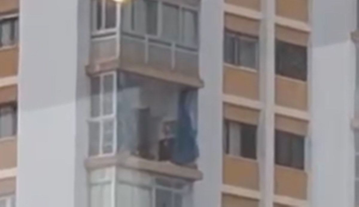 El balcón de una vivienda sale ‘volando’ en Tenerife por la borrasca Emilia
