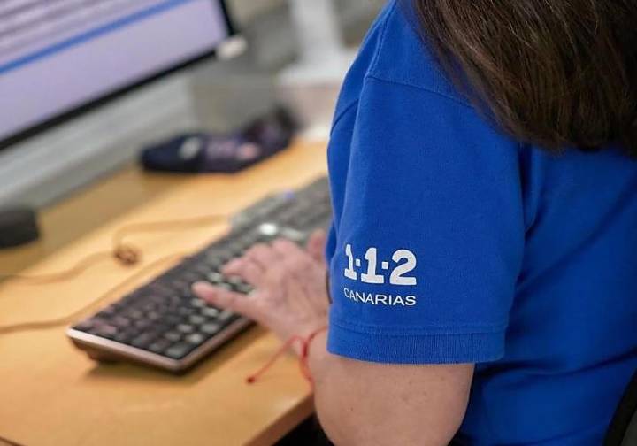 Rescatan a un bebé tras quedar encerrado en un vehículo en Arrecife