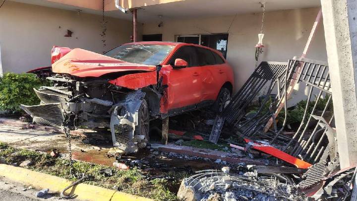 Conductor ebrio estrella camioneta de lujo contra casa en Guadalupe; derribó una pared y un barandal
