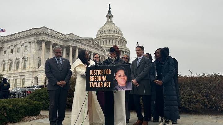 Breonna Taylor's mother pushes for federal ban on no