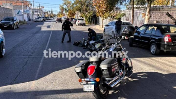 Omite alto, choca y deja herido a motociclista en Santo Niño