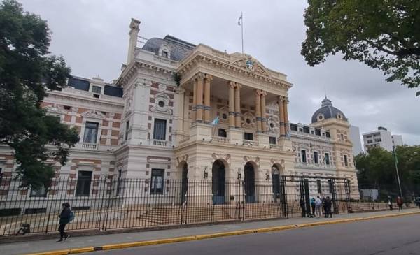 Demandas salariales, disputas internas que se acumulan y portazos en las filas libertarias