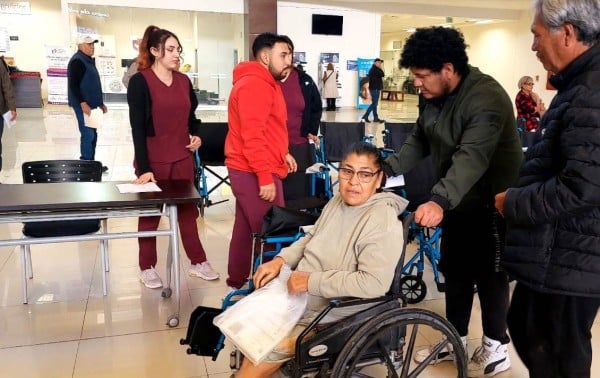 Entrega DIF Estatal sillas de ruedas, muletas y bastones en Juárez