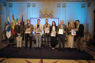 Huelva lanza su primera colección de cromos de Semana Santa: así es el álbum que llega este viernes a los quioscos