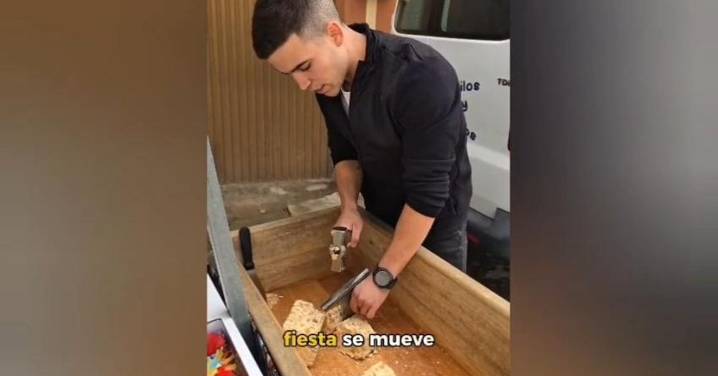 Pedro, el turronero más dicharachero de las ferias de Almería: "Es un fenómeno partiendo turrón"