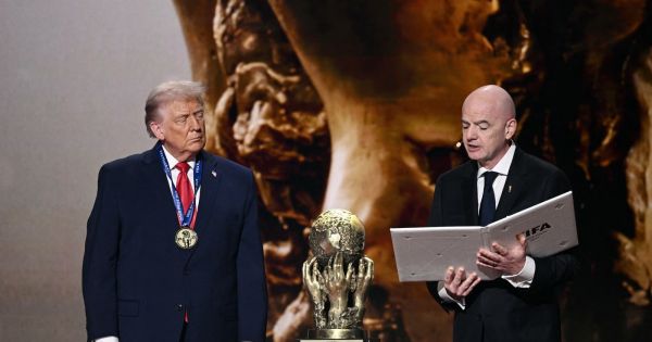 Trump recibe primera edición del Premio FIFA de la Paz