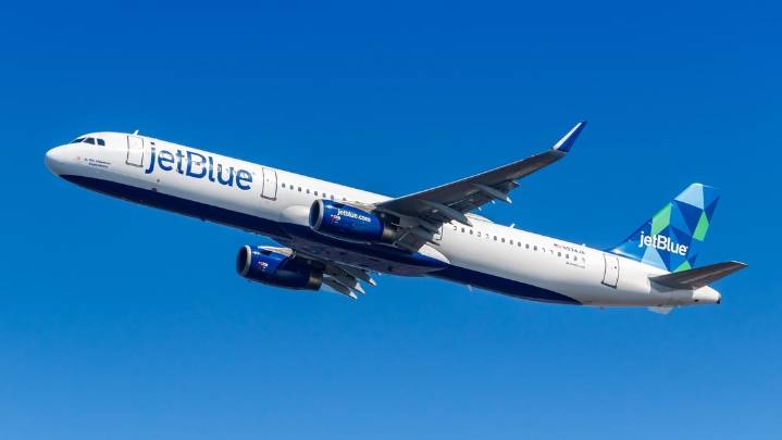 Un vuelo en el Caribe evita por poco una colisión con un avión militar de EE.UU.