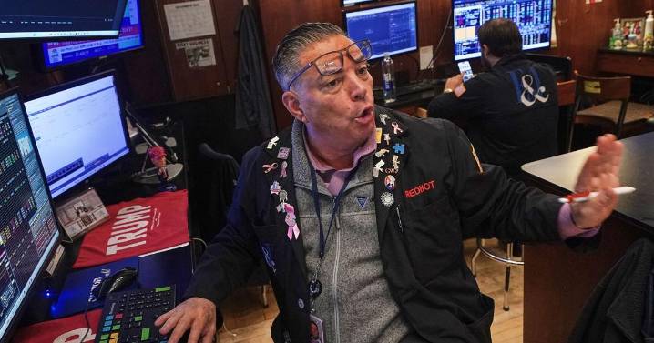 Wall Street mixed as worries about AI bubble drag down tech sector